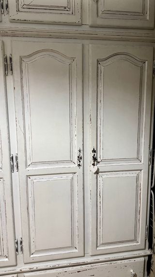 Armario de madera blanco estilo provenzal