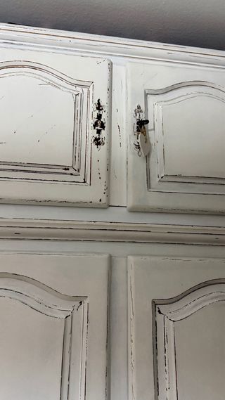 Armario de madera blanco estilo provenzal