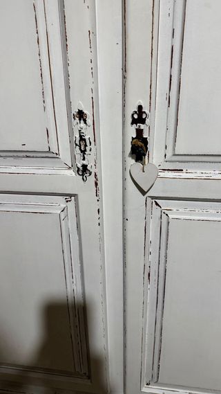 Armario de madera blanco estilo provenzal