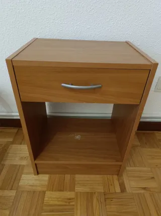 Tres mesitas de noche de madera