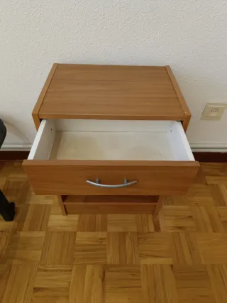 Tres mesitas de noche de madera