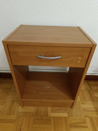 Tres mesitas de noche de madera