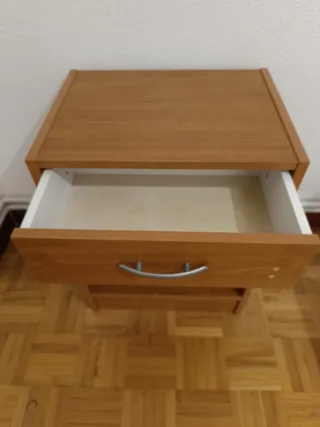 Tres mesitas de noche de madera