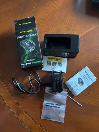 Linterna Nitecore NPL25 GL para arma corta