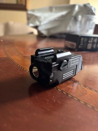 Linterna Nitecore NPL25 GL para arma corta