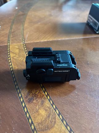 Linterna Nitecore NPL25 GL para arma corta