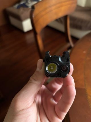 Linterna Nitecore NPL25 GL para arma corta