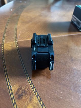 Linterna Nitecore NPL25 GL para arma corta