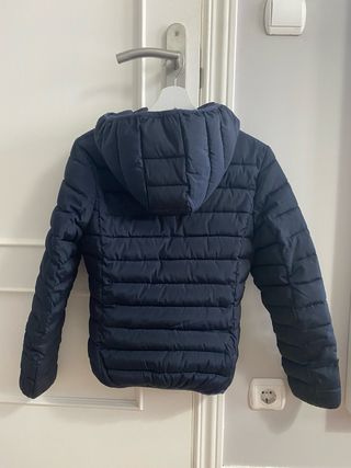 Plumífero azul marino con capucha