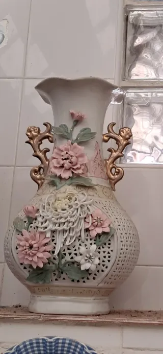 Jarrón porcelana blanco asas doradas flores