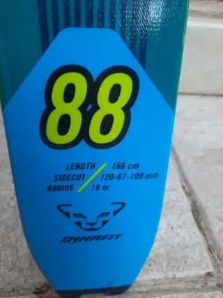 Esquís Dynafit Radical 88 Travesía, focas y cuchil