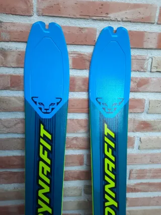 Esquís Dynafit Radical 88 Travesía, focas y cuchil