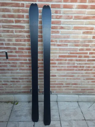 Esquís Dynafit Radical 88 Travesía, focas y cuchil