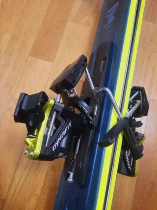 Esquís Dynafit Radical 88 Travesía, focas y cuchil