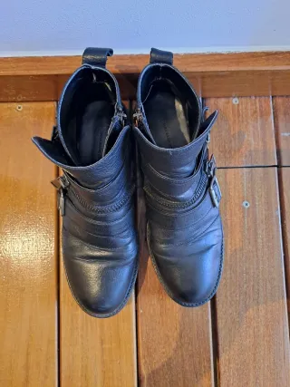 Botas negras con cremallera y hebillas