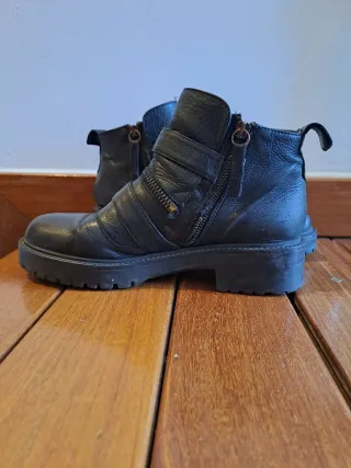 Botas negras con cremallera y hebillas