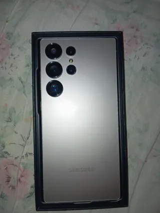 Samsung S25 Ultra Caja y Teléfono