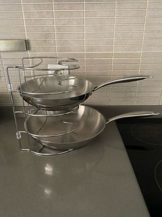 Organizzatore metallico per padelle/coperte