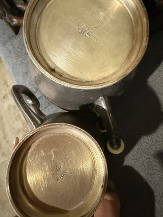 Tetera y lechera antiguas de metal