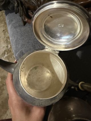 Tetera y lechera antiguas de metal