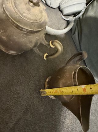 Tetera y lechera antiguas de metal