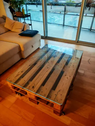Mesa de centro de palets con tapa de cristal