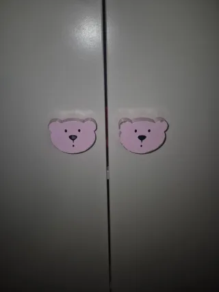 Armario blanco infantil con pomos de oso
