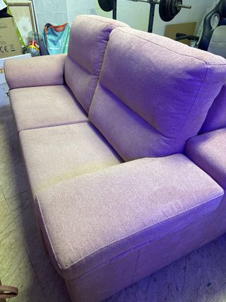 Sofá de tela beige y rosa