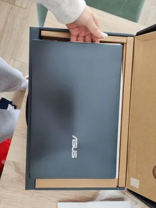 Portatile ASUS Zenbook 14 UX425
