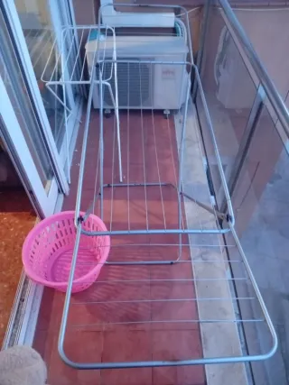 Tendedero metálico y cesta rosa