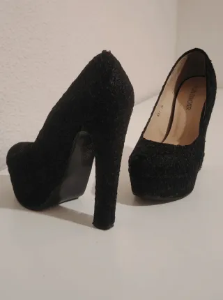 Zapatos de tacón negros con plataforma y encaje