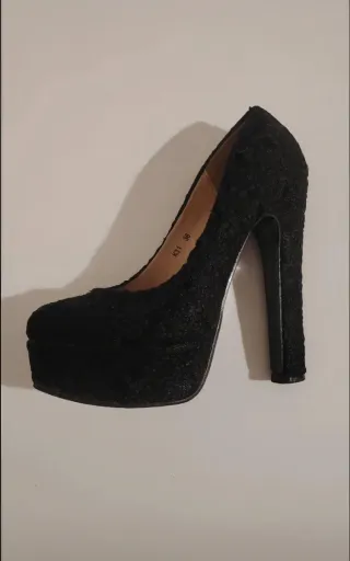 Zapatos de tacón negros con plataforma y encaje