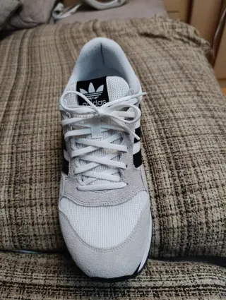 Zapatillas Adidas Blancas y Negras Nuevas