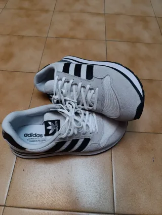 Zapatillas Adidas Blancas y Negras Nuevas