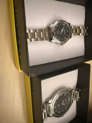 Conjunto de relógios masculino e femenino novos.