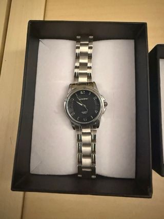 Conjunto de relógios masculino e femenino novos.