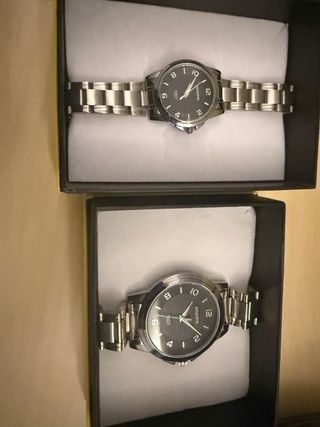 Conjunto de relógios masculino e femenino novos.