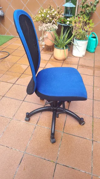 Silla de oficina ergonómica azul y negra