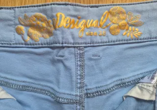 Pantalón corto Desigual azul.  Talla 28