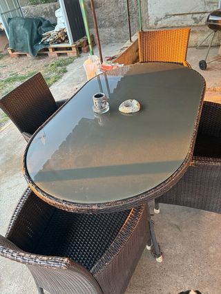 Mesa ratán marrón y 4 sillas