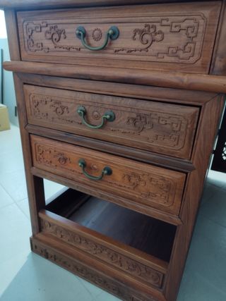 Scrivano in legno massello intagliato