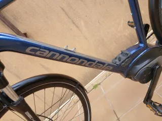 Bicicleta Eléctrica Cannondale Azul.