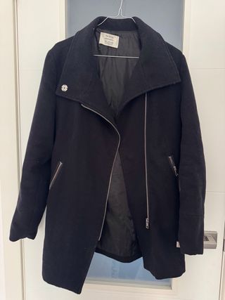 Abrigo negro Bershka