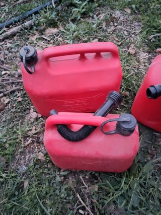 Tres bidones de gasolina