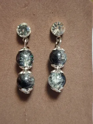 Pendientes largos con cuentas y brillantes