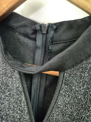 Mono elegante plateado y negro