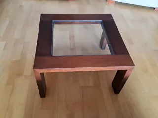 Sofá, 2 sillones, mesa de centro y rincón de caoba