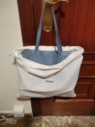 Bolso de piel Tous azul ligero y práctico