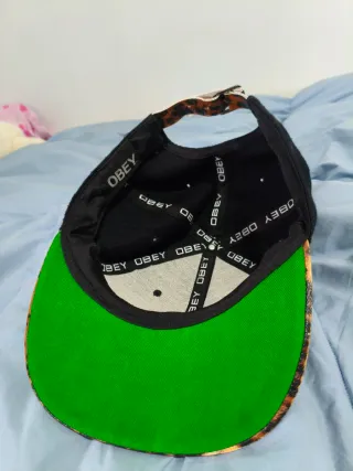 Gorra plana OBEY con estampado de leopardo