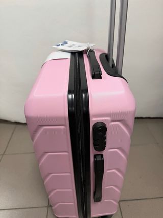 Maleta mediana nueva ligera
